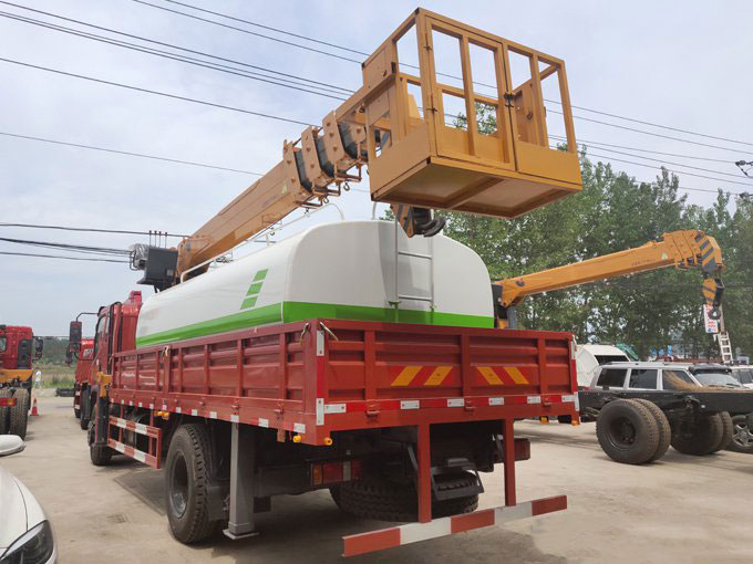 程力吊機(jī)8噸東風(fēng)隨車吊帶吊籃副灑水于一體多功能隨車吊圖片展示3