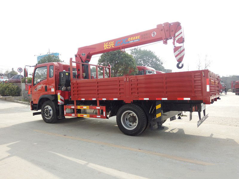 長(zhǎng)興6.3噸重汽王牌隨車吊圖片展示4