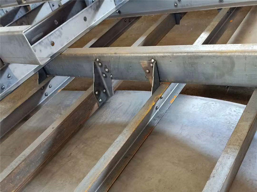 隨車吊冷鉚車廂,抗變形、抗開裂、結(jié)實(shí)耐用