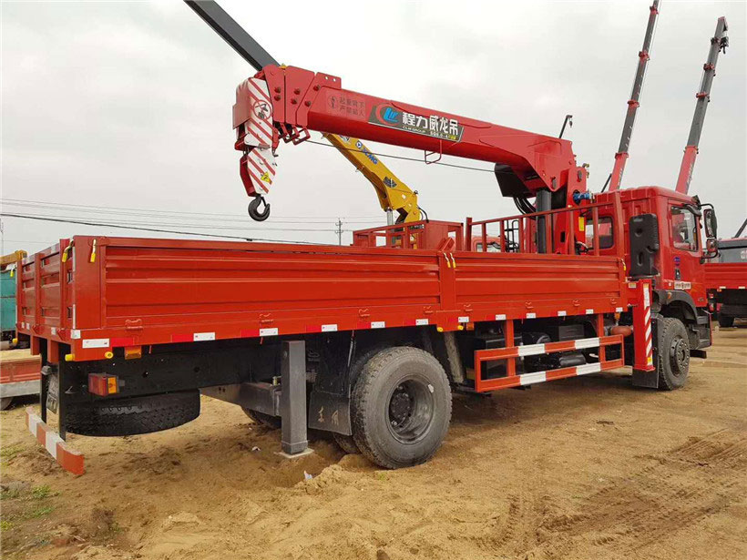 拉移動活動房用什么樣的隨車吊車？